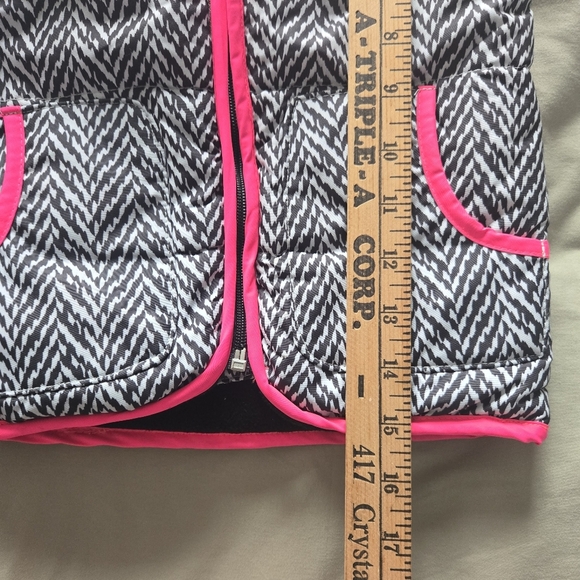 U.S. Polo Assn. Girls 6 Black and White Chevron Vest with Pink Trim - Picture 6 of 6